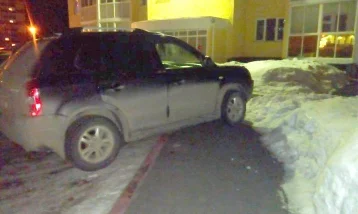 Фото: В Кемерове оштрафовали водителя, припарковавшего машину на тротуаре 1