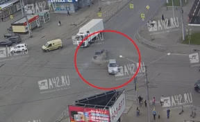 Не успел проскочить: жёсткое ДТП в Новокузнецке попало на видео