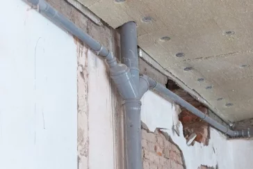 Фото: Кемеровчане и власти города проверили ход затянувшегося ремонта школы в Кировском 4