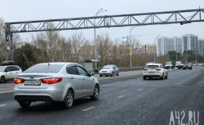  «Люди колобком скатываются»: кемеровчанку возмутило отсутствие лестницы у остановки на Кузбасском мосту