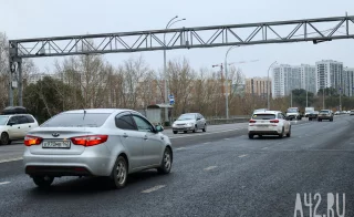  «Люди колобком скатываются»: кемеровчанку возмутило отсутствие лестницы у остановки на Кузбасском мосту