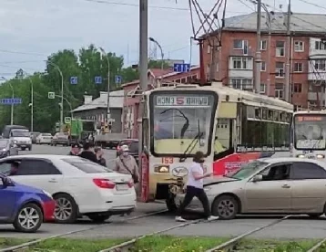 Фото: На Кузнецком проспекте в Кемерове произошло ДТП с трамваем. Кадры с места аварии появились в Сети 1