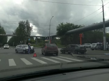Фото: В Кемерове LADA после ДТП вылетела на тротуар и сбила дорожный знак 1