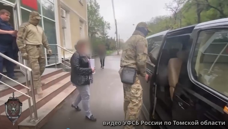 Арестовали и доставили в Томск: по делу руководителя Кемеровской испытательной лаборатории задержан ещё один человек