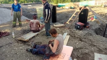 Фото: В Кузбассе четверо рабочих застряли в подземной цистерне 1