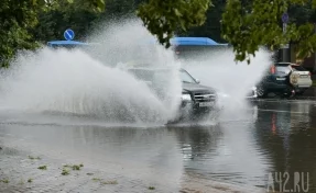 «Везде вода»: улицы затопило после сильного ливня в Новокузнецке