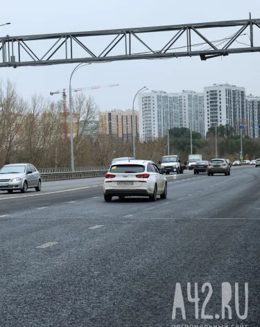  «Люди колобком скатываются»: кемеровчанку возмутило отсутствие лестницы у остановки на Кузбасском мосту