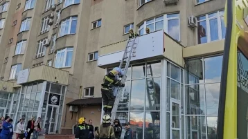 Фото: В Кемерове женщина упала из окна третьего этажа на козырёк медклиники 1