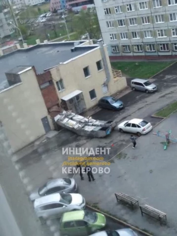 Фото: «Упала вентиляция»: очевидцы опубликовали фото последствий штормового ветра в Кемерове 1