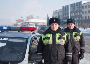 Фото: Сотрудники ГИБДД спасли семью из огня в Кемерове 1