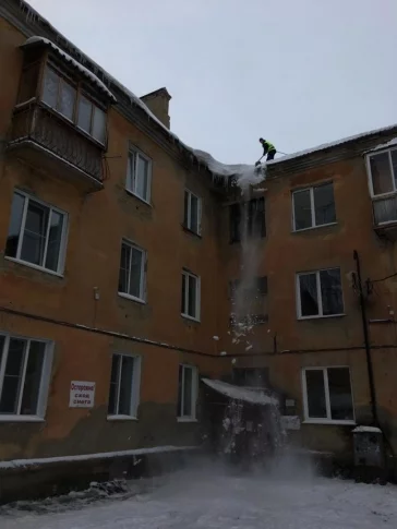 Фото: В Кемерове от снега и сосулек очистили более 900 кровель многоэтажек 2