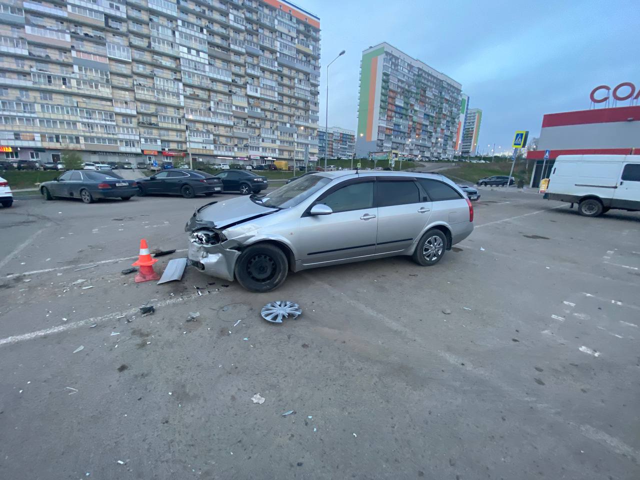 В Красноярске пьяный подросток разбил 10 автомобилей на машине родителей