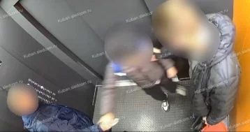 Фото: На Кубани СК начал проверку после того, как мужчина толкнул в лифте ребёнка с аутизмом  1