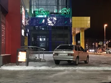 Фото: В Кемерове оштрафовали водителя, припарковавшегося у входа в заведение общепита 1