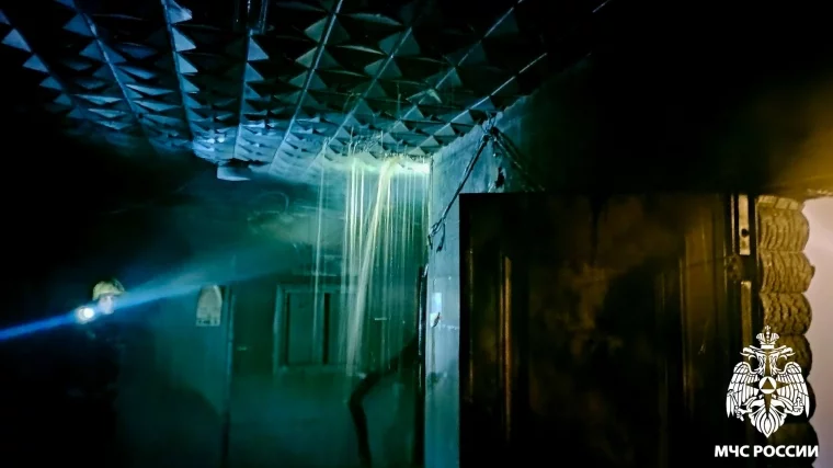 Фото: В Новокузнецке 18 человек два часа тушили пожар в сауне 1