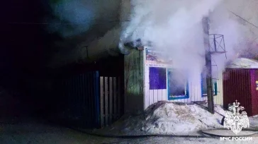Фото: «Гробы горят»: в Кузбассе загорелся салон ритуальных услуг 3