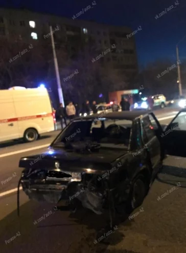 Фото: Раритетный автомобиль BMW попал в ДТП на проспекте Октябрьском в Кемерове 3