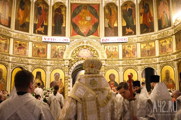 Пасхальная ночь в Кемерове: фоторепортаж из Знаменского собора