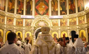 Пасхальная ночь в Кемерове: фоторепортаж из Знаменского собора