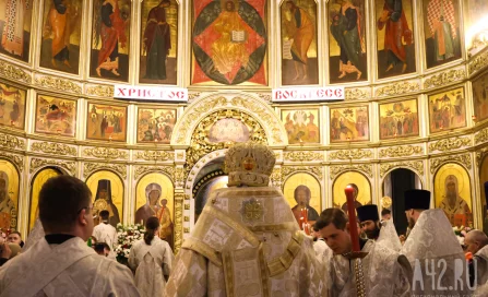 Пасхальная ночь в Кемерове: фоторепортаж из Знаменского собора