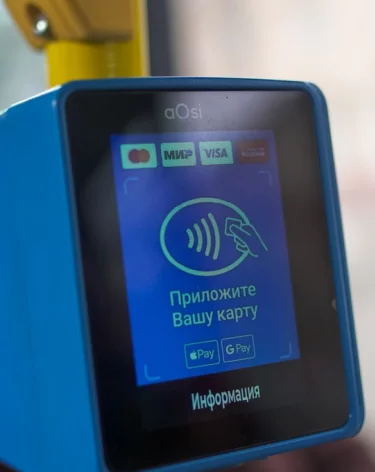 В Приморье в автобусе на школьницу, не уступившую место пенсионерке, сел 68-летний мужчина