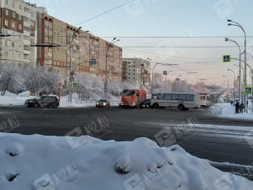 Фото: В Кемерове тройное ДТП с маршруткой заблокировало дорогу 2