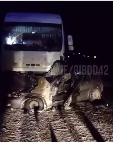 На трассе Алтай — Кузбасс в ДТП с грузовиком погиб человек