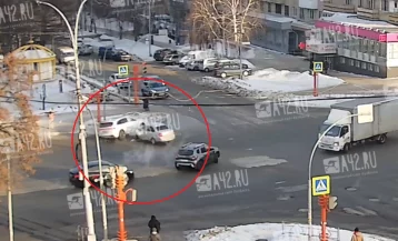 Фото: Поспешил повернуть: момент столкновения двух легковушек попал на видео в Кемерове 1