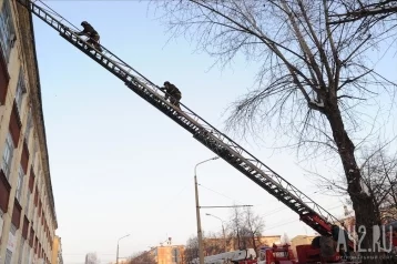 Фото: В Прокопьевске сгорела крыша в многоэтажке: 12 человек эвакуировали из задымлённого здания 1