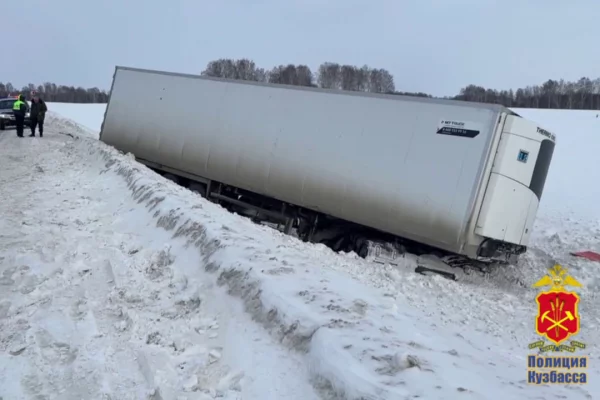 Фура, следовавшая из Кемерова в Новосибирск, попала в ДТП в Топкинском округе