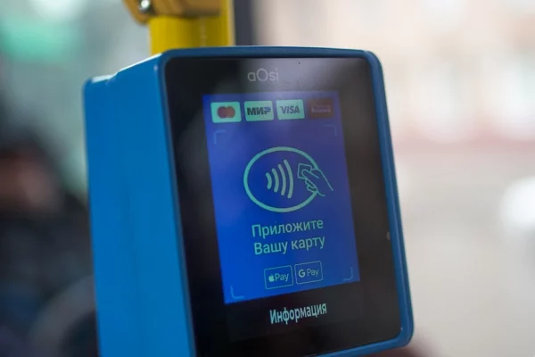 В Приморье в автобусе на школьницу, не уступившую место пенсионерке, сел 68-летний мужчина