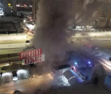 Фото: Появилось видео пожара рядом с многквартирным домом в Кемерове  1