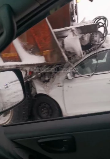 Фото: На магистрали под Кемеровом легковую машину смяло после ДТП со снегоуборщиком 1