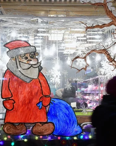 Жильцов могут оштрафовать за гирлянду в подъезде: как украсить дом и избежать нарушений