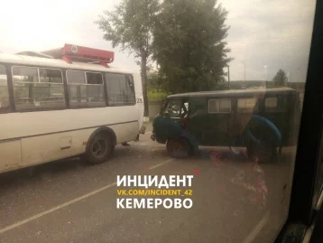 Фото: В Кемерове столкнулись ПАЗ и «Буханка» 3