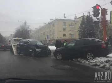 Фото: В центре Кемерова авария с иномарками спровоцировала затор 1