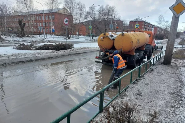 В Новокузнецке дороги и тротуары затопило из-за резкого потепления