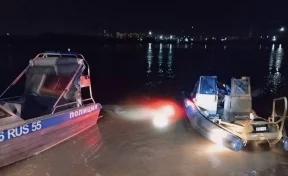 В Омске 2 человека погибли после столкновения моторной лодки с плавучим причалом