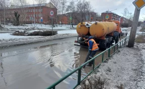 В Новокузнецке дороги и тротуары затопило из-за резкого потепления