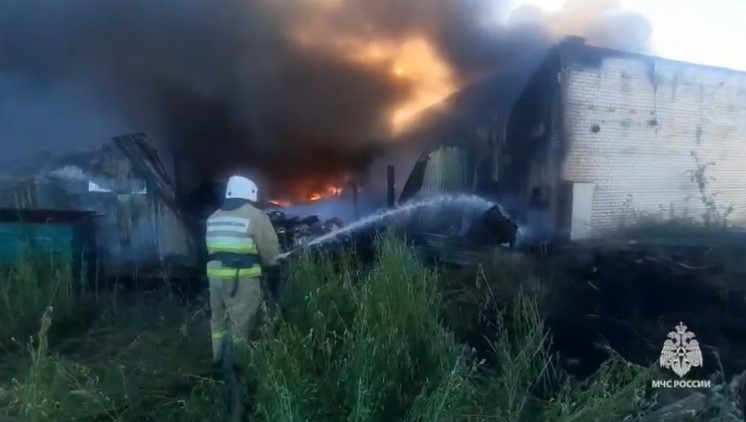 В МЧС показали, как тушат мощный пожар на складе с обувью в Ярославской области