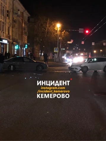 Фото: В центре Кемерова произошло ДТП 2