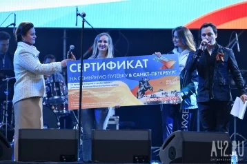 Фото: Анна Цивилёва вручила внучкам ветеранов сертификаты на поездку в Москву и Санкт-Петербург 1