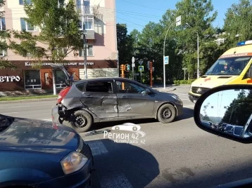 Фото: На перекрёстке в центре Кемерова столкнулись два автомобиля 1