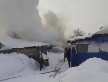 Фото: Пожар в частном секторе Кемерова попал на видео 1