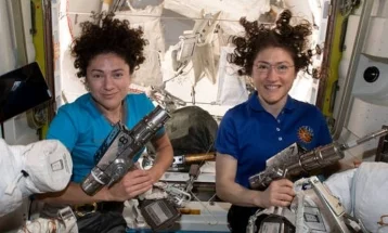 Фото: Астронавты NASA совершили первый «женский» выход в открытый космос 1