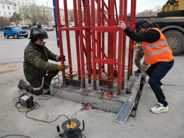 Фото: В Кемерове начали монтировать новую стелу для уличных часов в Кировском районе 3