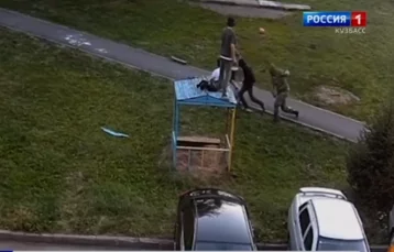 Фото: В Кемерове неизвестный мужчина в камуфляже с дубинкой напал на детей 1