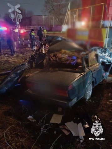 Фото: В Ставропольском крае автомобиль столкнулся с локомотивом, погибли 2 человека 1