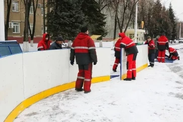 Фото: В Кемерове начали монтировать ледовую площадку на площади Советов 3