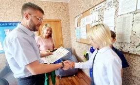 В Кемерове дети нашли на улице банковские карты и отнесли в полицию: их наградили